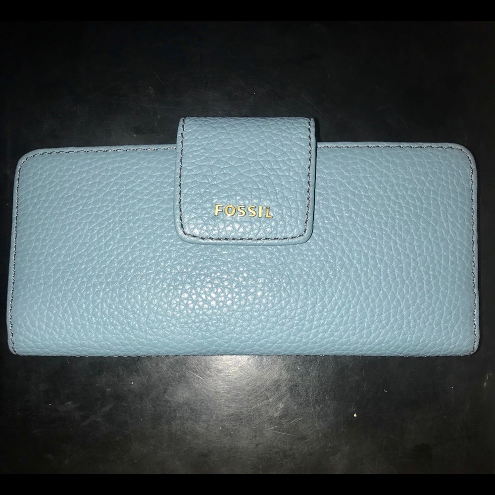 Fossil credit card wallet holds 18 cards.